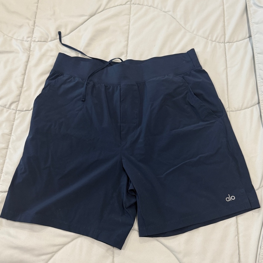 ALO Yoga Repetition 7 in Performance Shorts - Navy